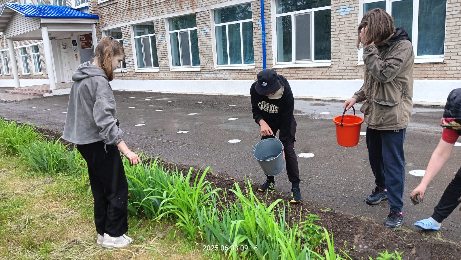 В школе началась летняя трудовая практика.